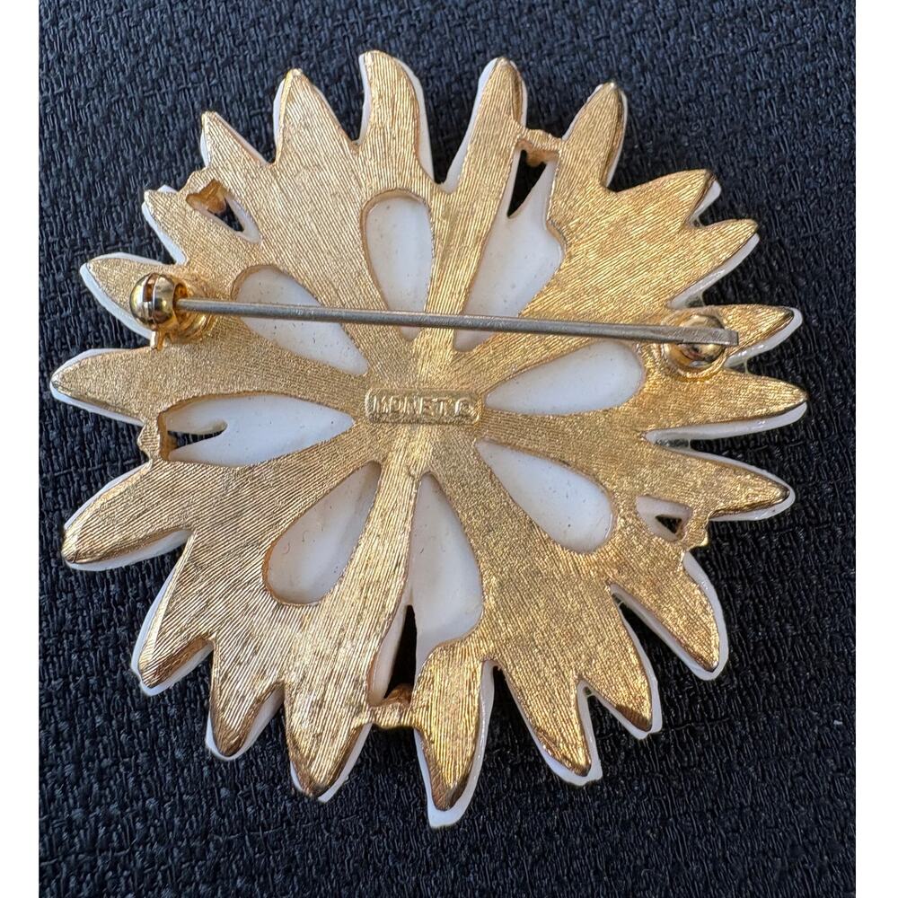 Vintage Monet Signed White Plastic Flower Brooch - Picture 2 of 6